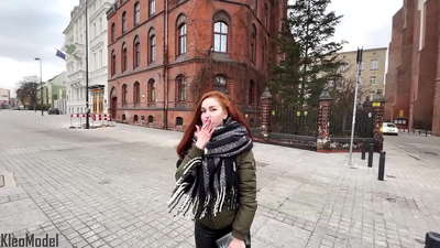 საჯარო პიკაპი: მშვენიერი გოგონა იფურთხება iPhone-ისთვის და ხვდება კუში. CleoModel